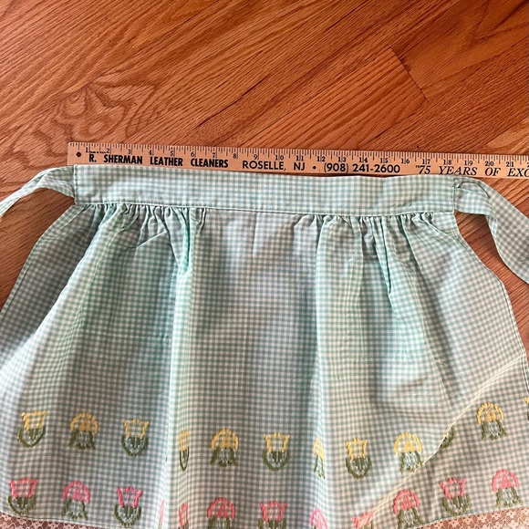 Vintage 100% cotton green gingham embroidered apron with lace trim -love… - Picture 10 of 12